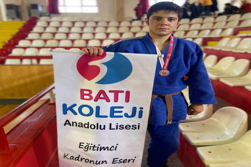 Liseler Arası Judo Müsabakaları İl İkincisi Olan Öğrencimiz M. Ali SAYINER'i tebrik ederiz